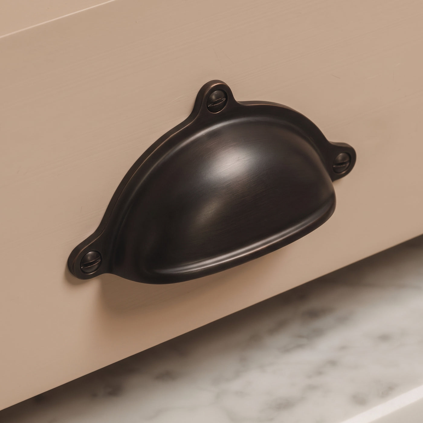 Cotswold Drawer Cup-handtag — miljöbild, Mörk brons