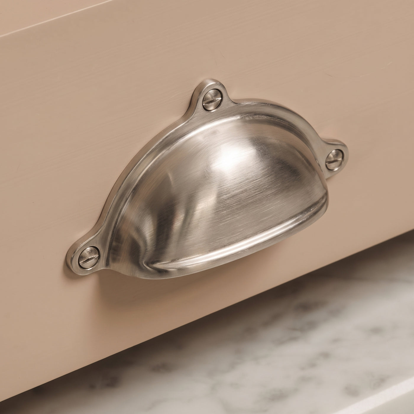 Cotswold Drawer Cup-handtag — miljöbild, Hand-borstad nickel