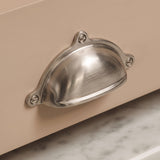 Cotswold Drawer Cup-handtag — miljöbild, Hand-borstad nickel