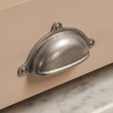 Cotswold Drawer Cup-handtag — miljöbild, Antik nickel