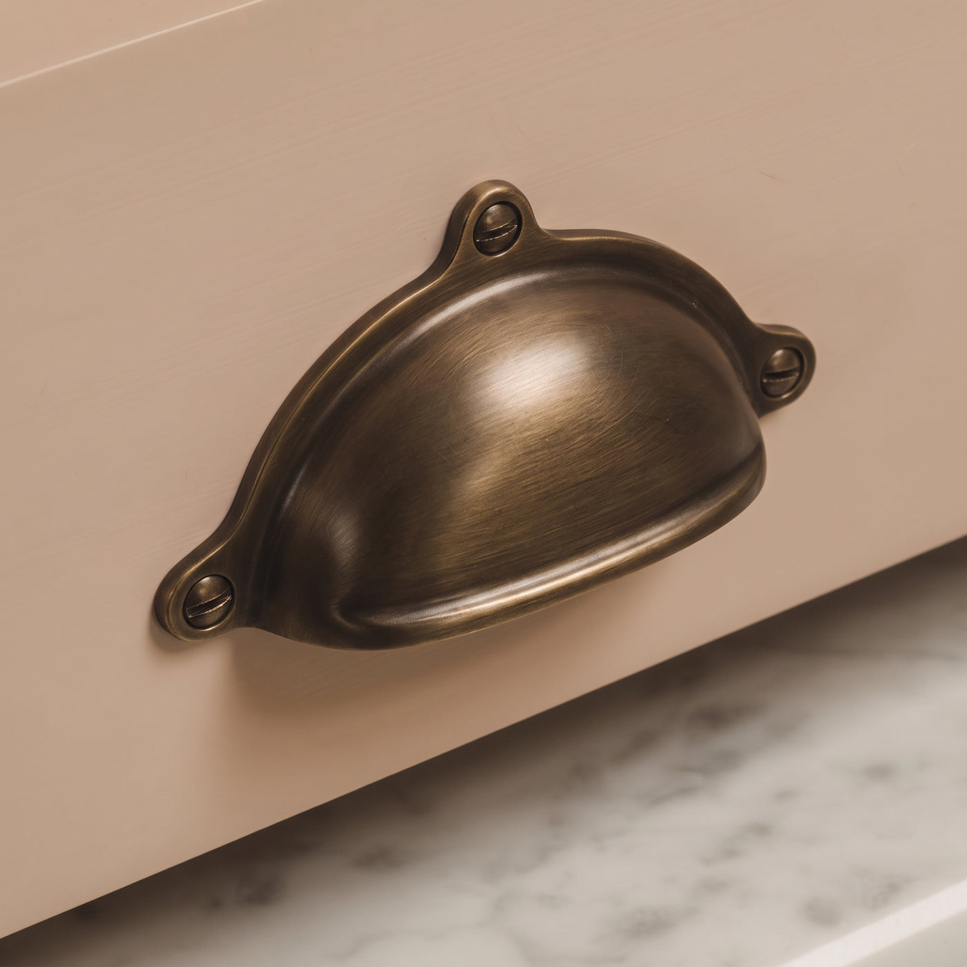 Cotswold Drawer Cup-handtag — miljöbild, Satin antik, satinlack