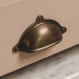 Cotswold Drawer Cup-handtag — miljöbild, Satin antik, satinlack