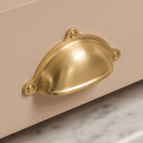 Cotswold Drawer Cup-handtag — miljöbild, Satin mässing, satinlack