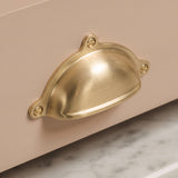 Cotswold Drawer Cup-handtag — miljöbild, Satin mässing, olackad