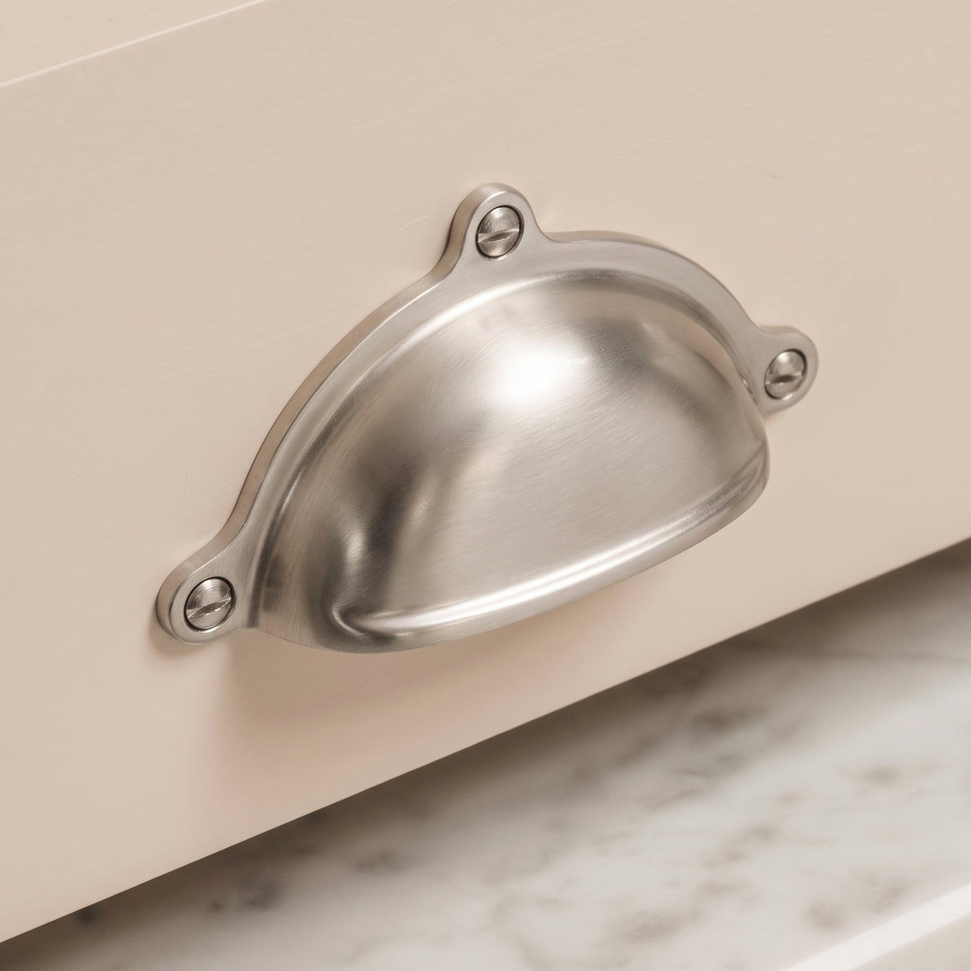 Cotswold Drawer Cup-handtag — miljöbild, Satin nickel