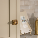 Cotswold Skåpshasp — Antik mässing. Design by Rachael Somerville Interiors.