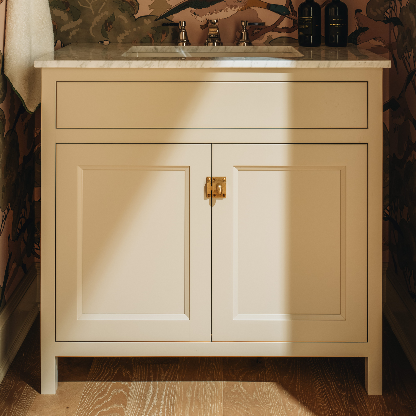 Cotswold Skåpshasp — Antik mässing. Design by Jean Stoffer Design.