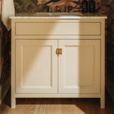 Cotswold Skåpshasp — Antik mässing. Design by Jean Stoffer Design.