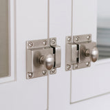 Cotswold Skåpshasp — miljöbild, Satin nickel