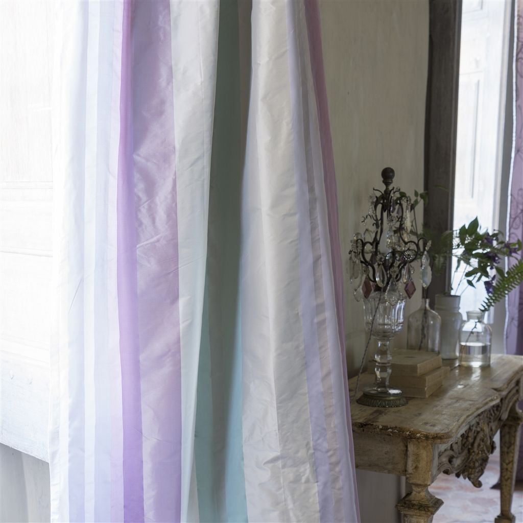 Dauphine Stripe Tyg — Designers Guild i miljö