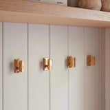 Digbeth slät Krok — miljöbild, Polerad mässing, olackad