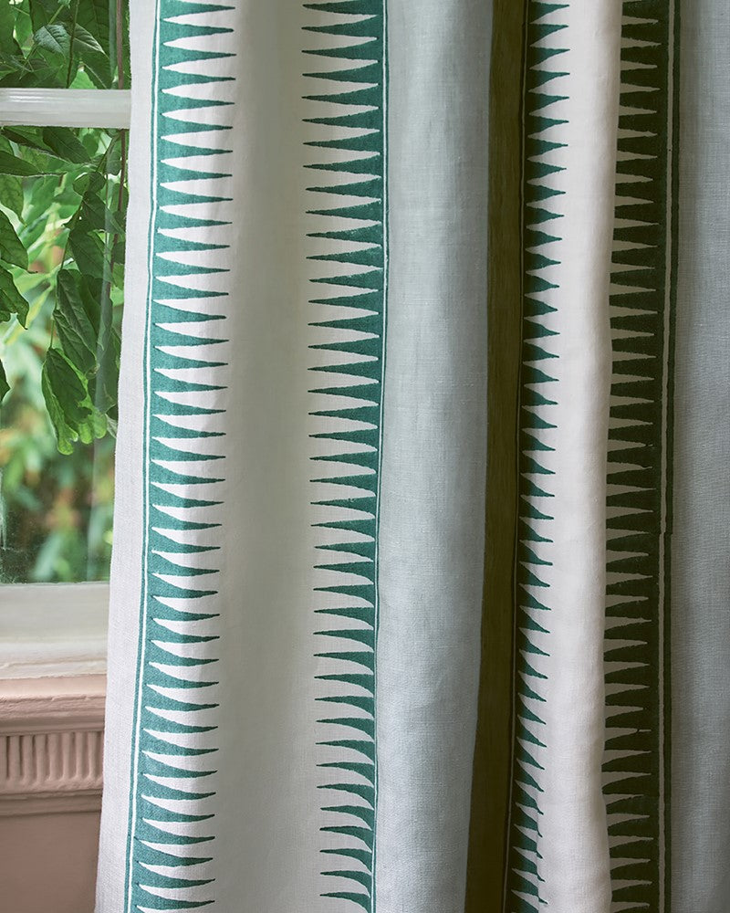 Ezra Stripe miljöbild — Jane Churchill tyg