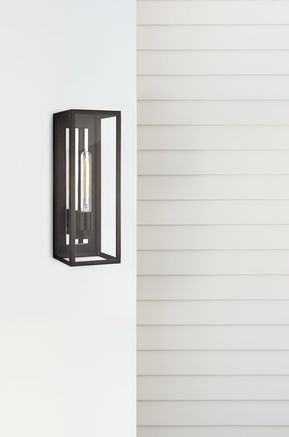 Fresno Large 3/4 Wall Utomhuslampa — Chapman & Myers for Visual Comfort & Co. miljöbild