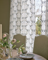 Georgia Sheer miljöbild — Colefax & Fowler tyg