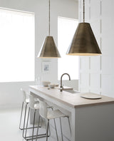 Goodman Large Hanging Lamp -riippuvalaisin — Thomas O'Brien for Visual Comfort & Co. miljöökuva