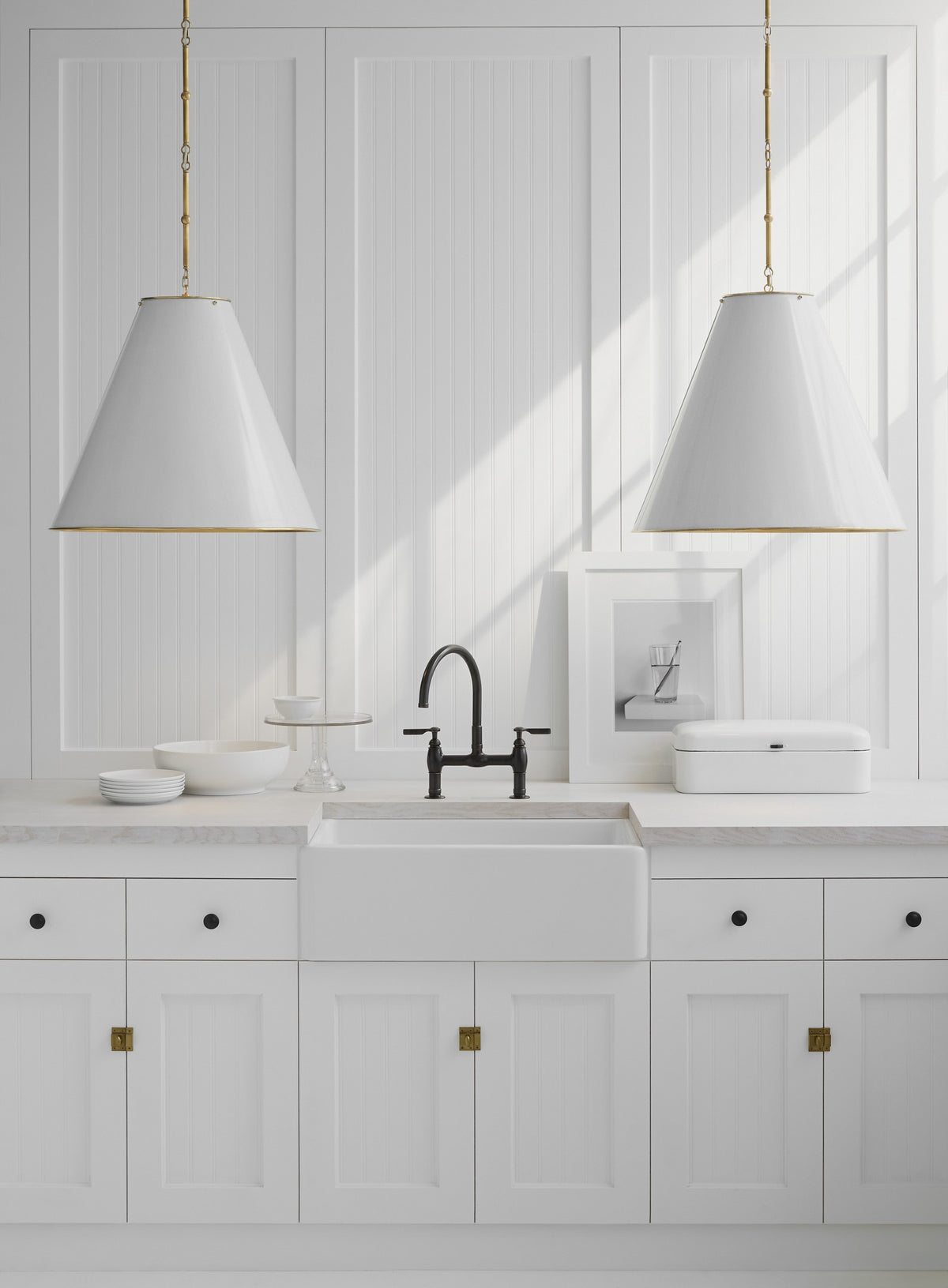 Goodman Large Hanging Lamp -riippuvalaisin — Thomas O'Brien for Visual Comfort & Co. miljöökuva