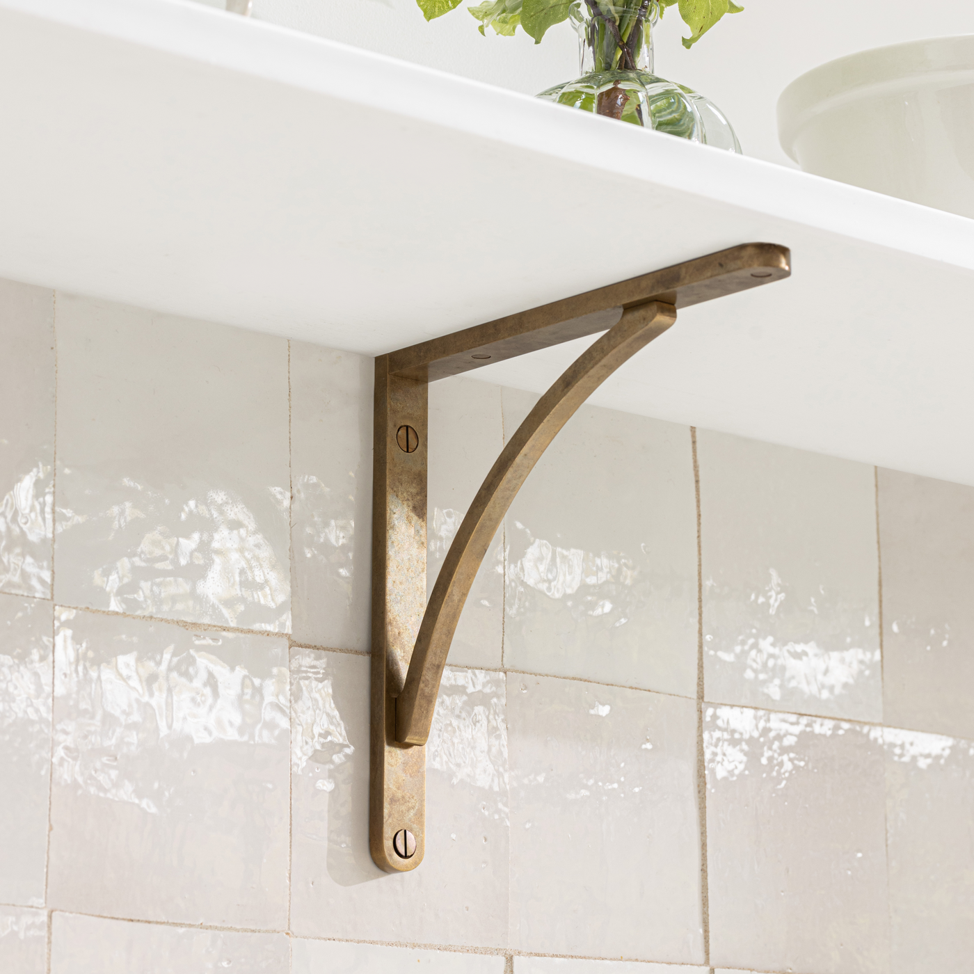 Handsworth Infälld hyllkonsol — Antik mässing. Design by Summer House Interiors.