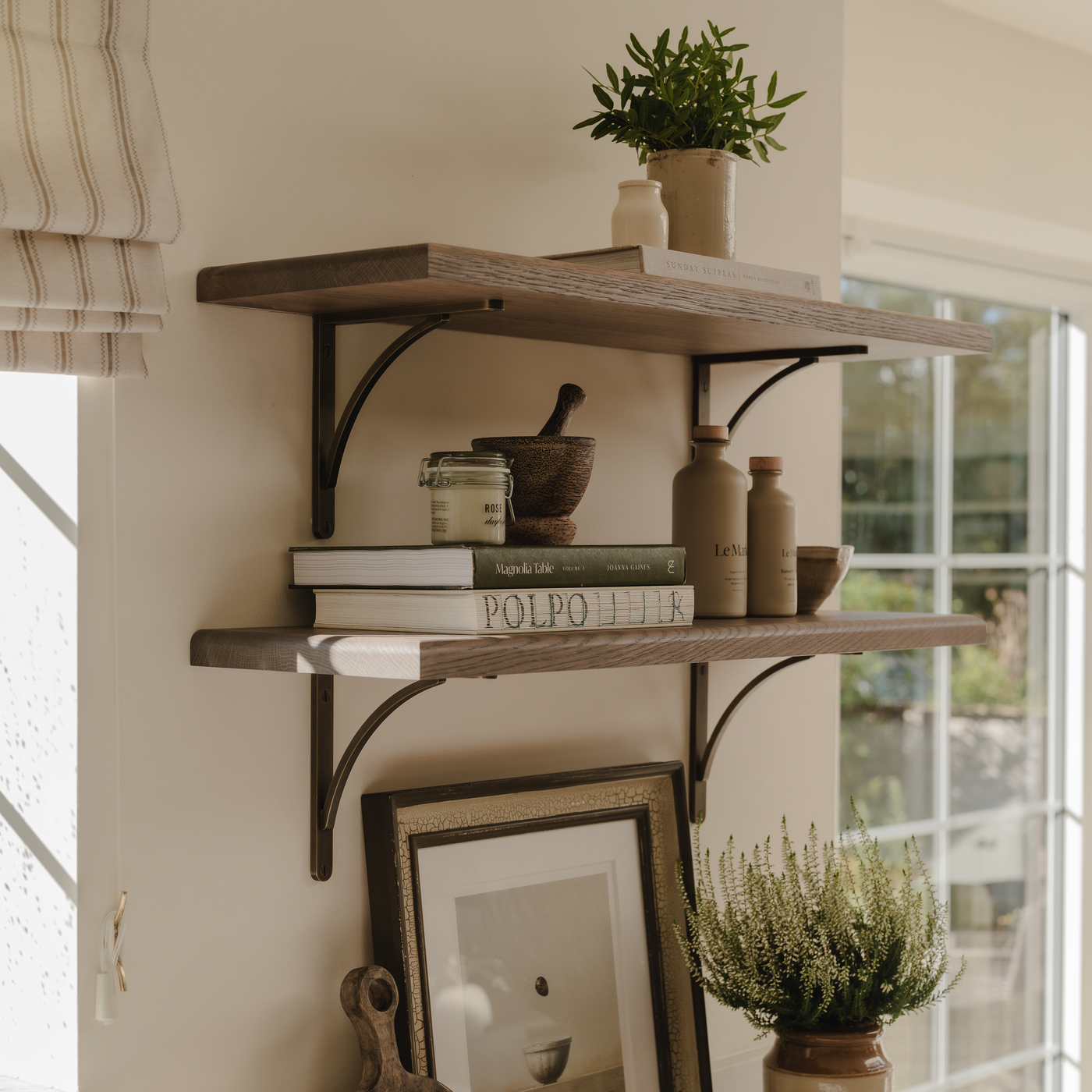 Handsworth Infälld hyllkonsol — Satin antik, satinlack. Design by Holly Oak House and Roseywood Interiors.