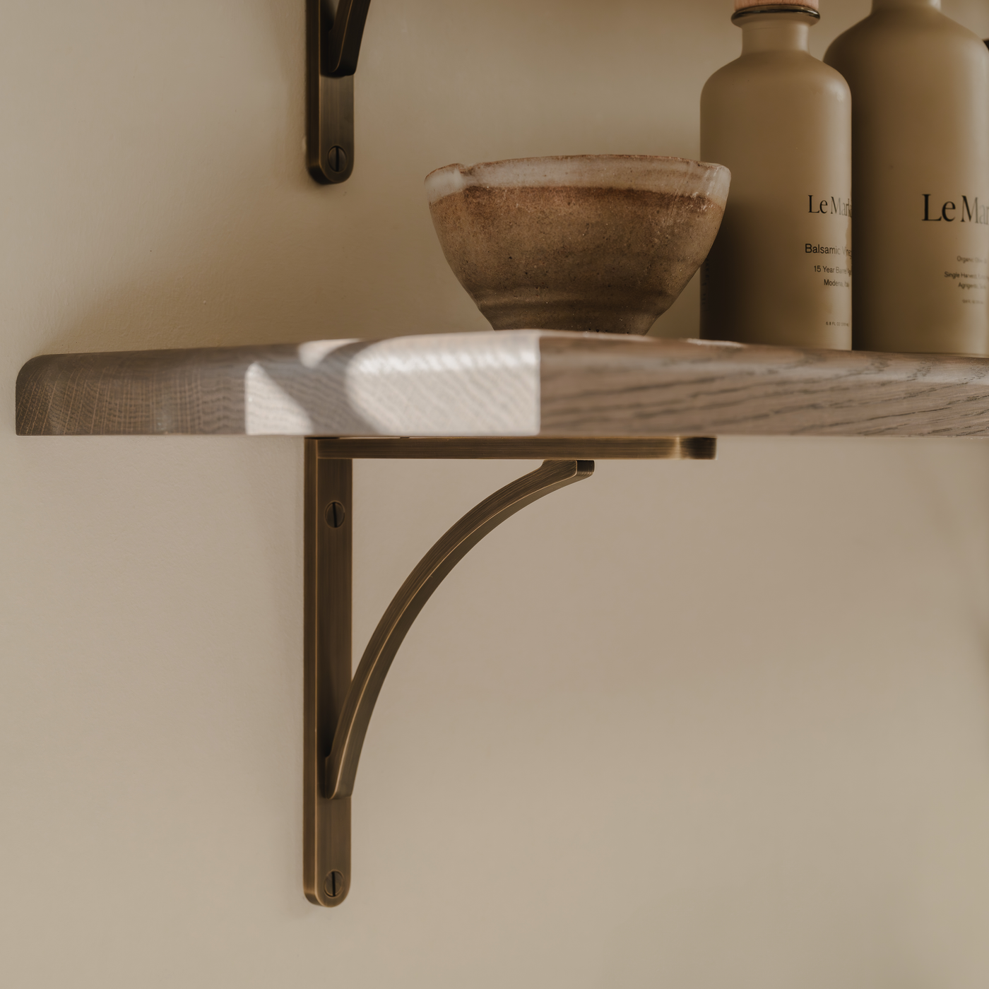 Handsworth Infälld hyllkonsol — Satin antik, satinlack. Design by Holly Oak House and Roseywood Interiors.