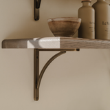 Handsworth Infälld hyllkonsol — Satin antik, satinlack. Design by Holly Oak House and Roseywood Interiors.