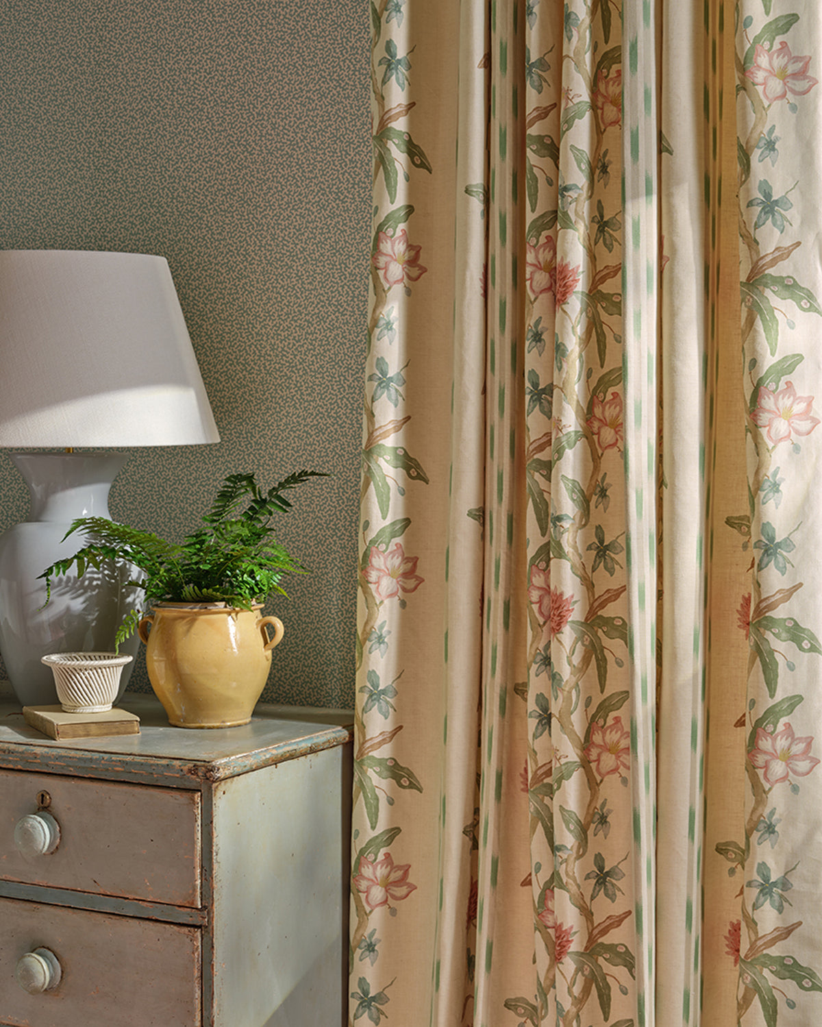 Harewood miljöbild — Colefax & Fowler tyg