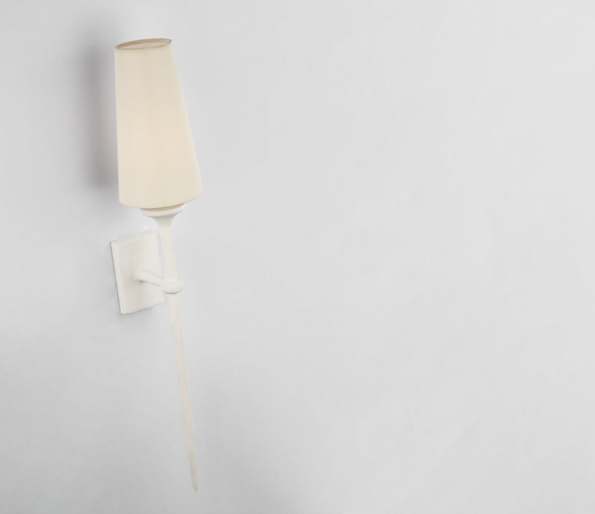 Iberia Single Vägglampa — Julie Neill for Visual Comfort & Co. — Plaster White with Linen Shade detaljbild