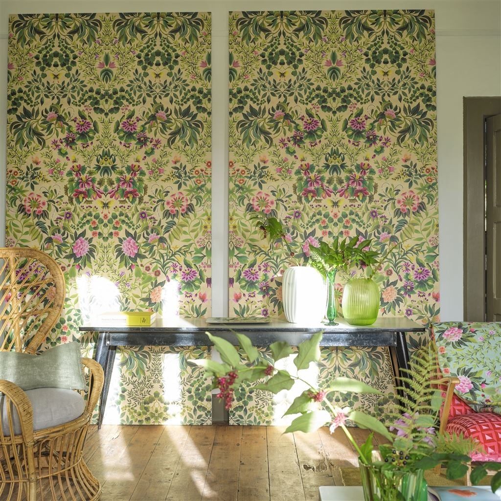 Ikebana Grande Fuchsia Tapet — Designers Guild i miljö