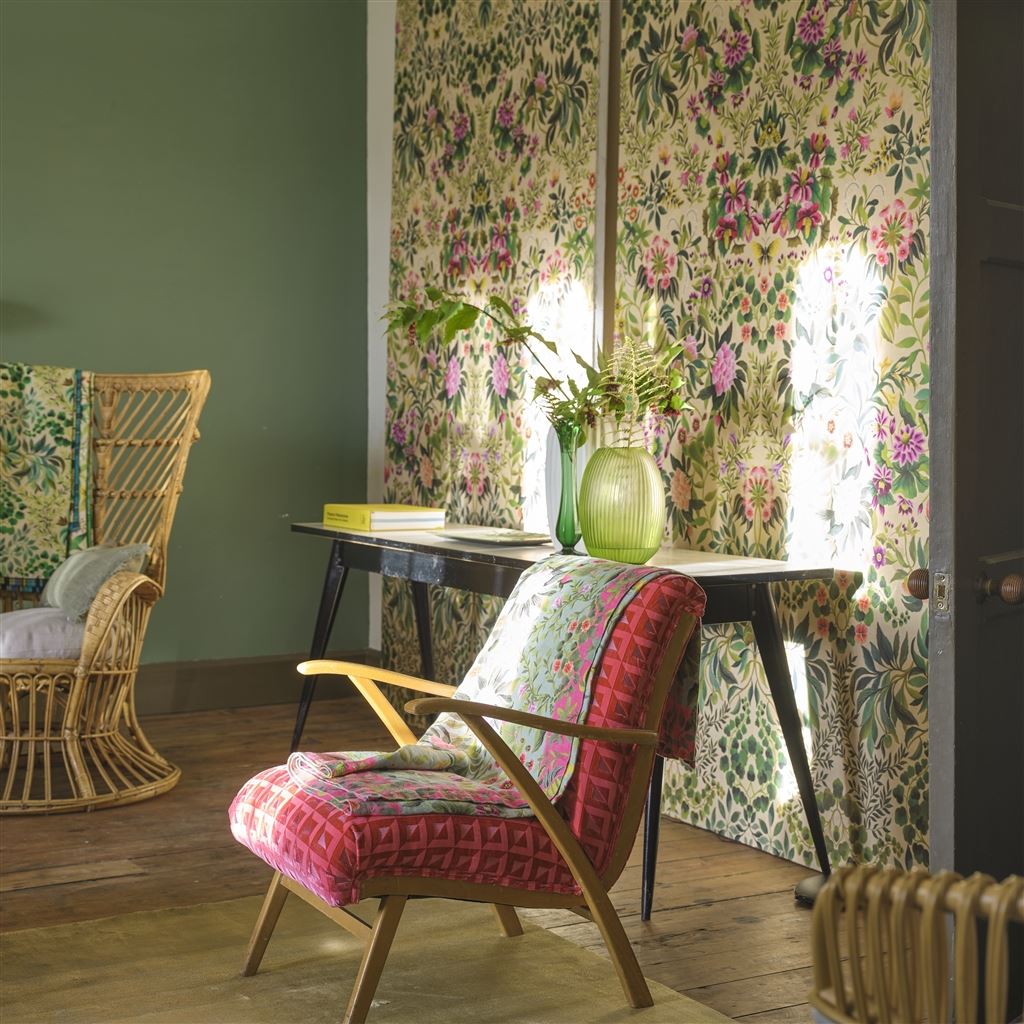 Ikebana Grande Fuchsia Tapet — Designers Guild i miljö