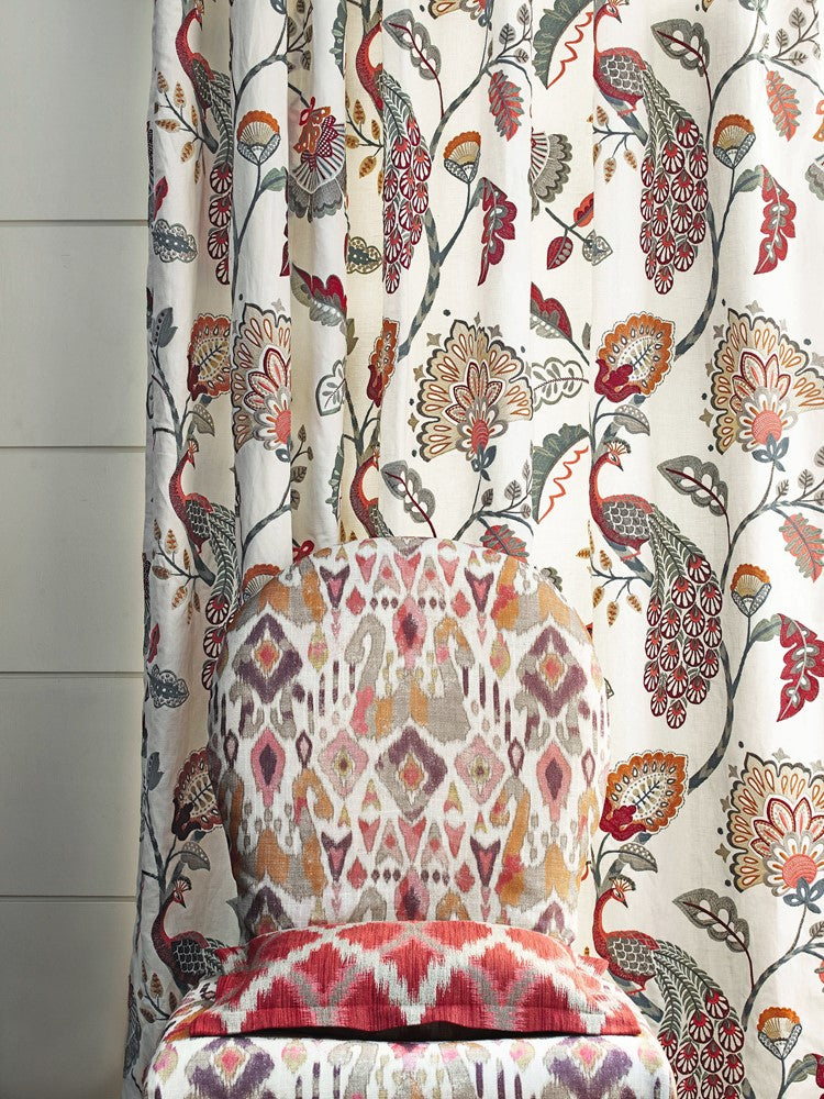 Jaipur Peacock miljöbild — Jane Churchill tyg