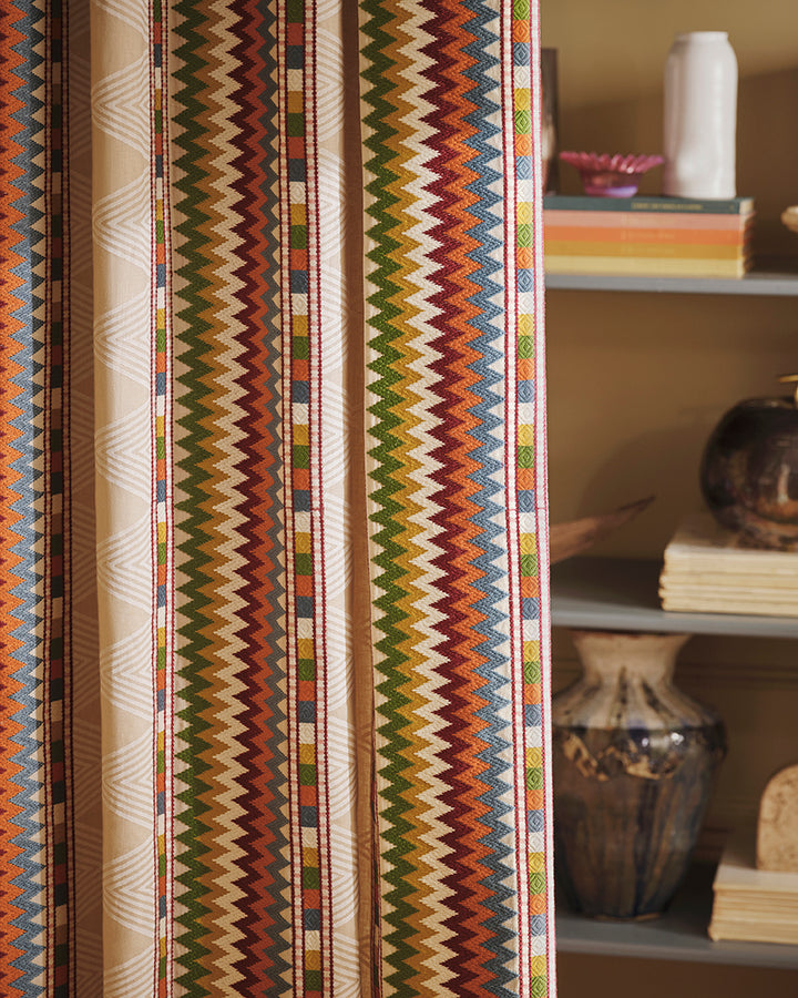 Inka Stripe miljöbild — Jane Churchill tyg