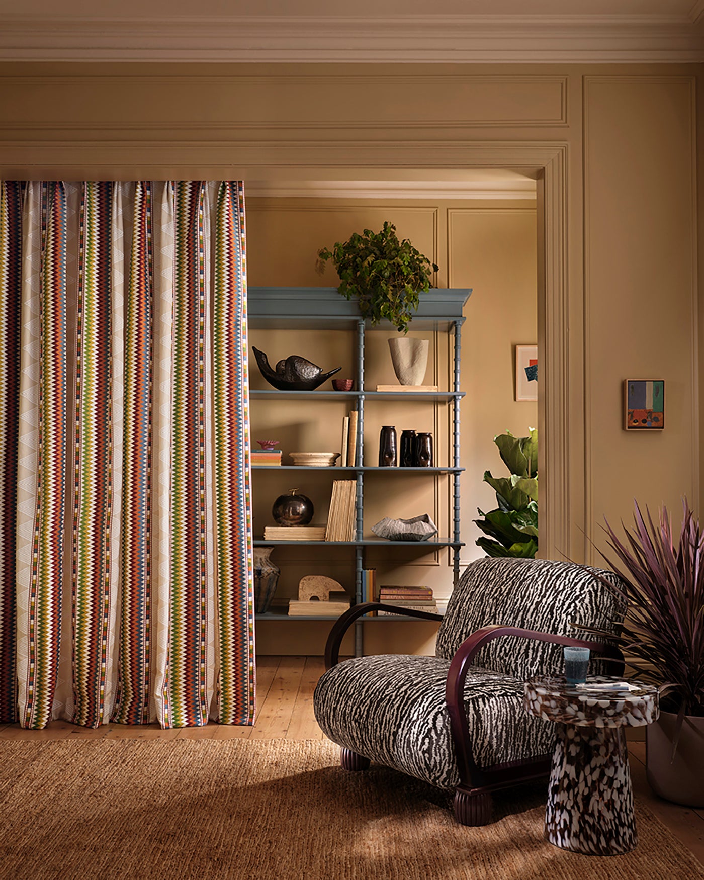 Inka Stripe miljöbild — Jane Churchill tyg