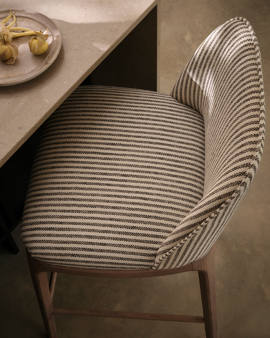 Otto Ticking Stripe miljöbild — Jane Churchill tyg
