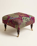 Jio Bentley fotpall klädd i The Brook Tapestry Red