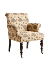 Jio Bridget karmfåtölj, slät rygg klädd i Orchard Olive/Gold — Morris & Co