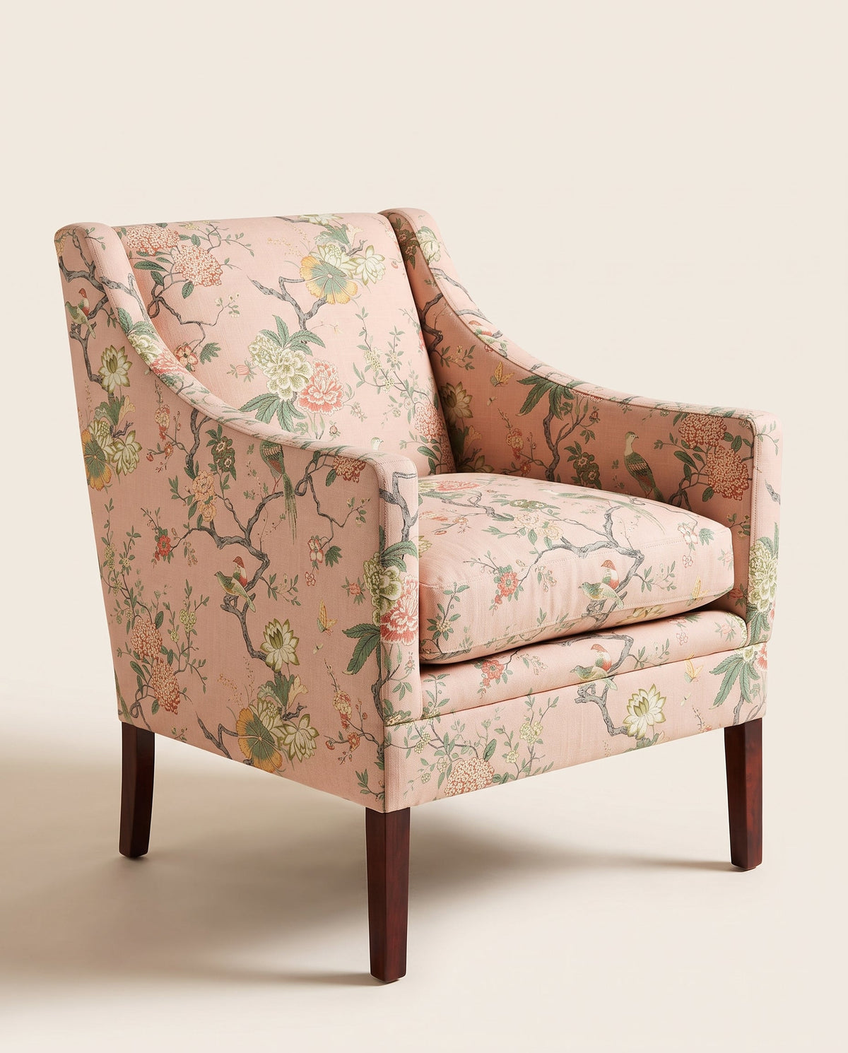 Jio Hampton fåtölj klädd i Oriental Bird Signature Blush