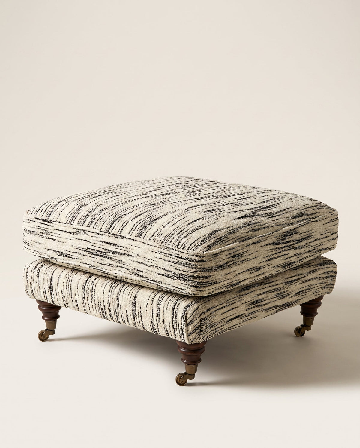 Jio Howard fotpall 66x66 cm klädd i Sherpa 03 | Beige