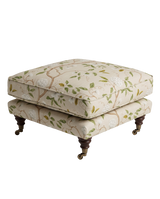 Jio Howard fotpall 66x66 cm klädd i Snow Tree Cream — Colefax & Fowler