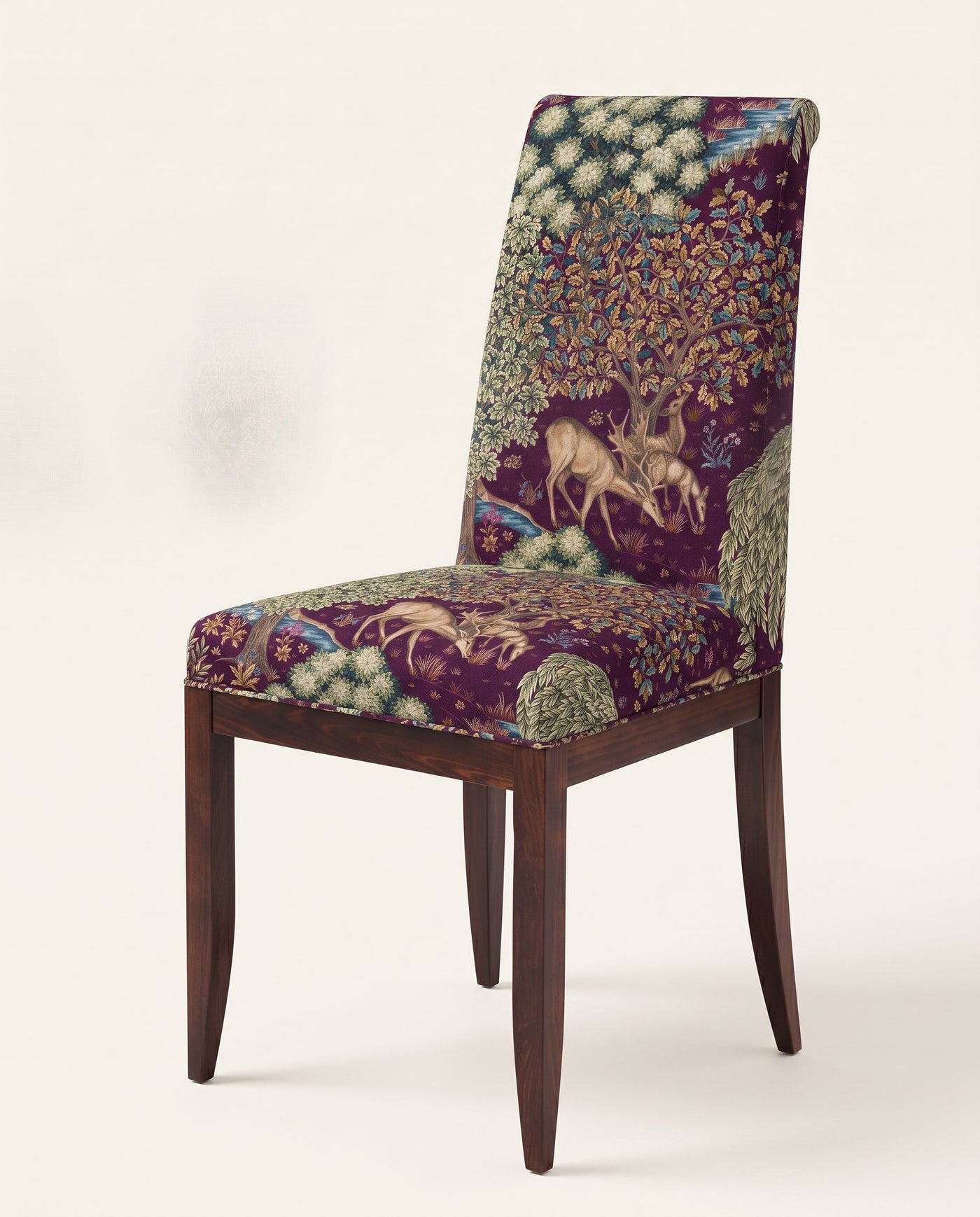 Jio Stol Kent klädd i The Brook Tapestry Red