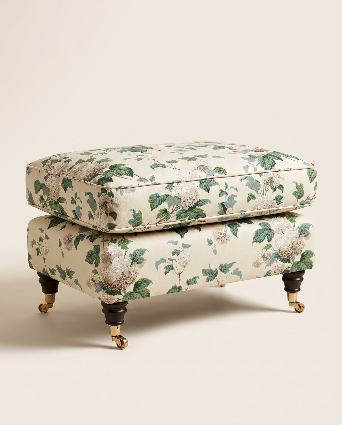 Jio Metropolitan fotpall 82x45 cm klädd i Chantilly Cream
