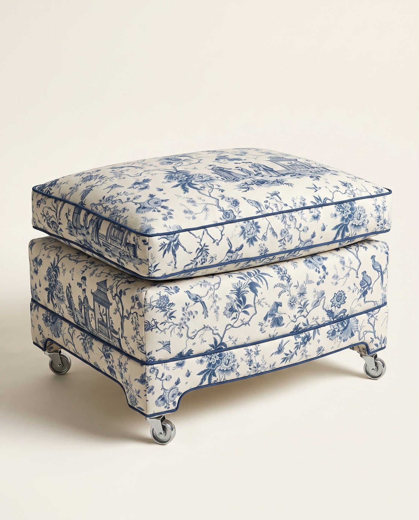 Jio Piano fotpall klädd i Pillemont Toile Ivory/China Blue