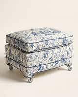 Jio Piano fotpall klädd i Pillemont Toile Ivory/China Blue