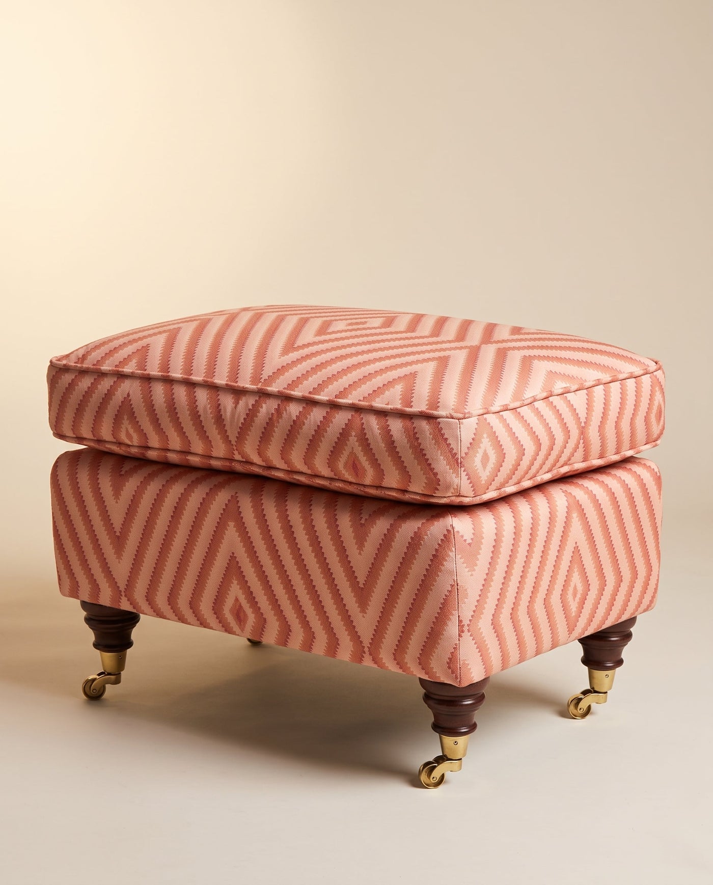 Jio Rosendal fotpall 62x42 cm klädd i Dazzle Conch/Madder