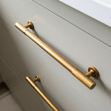Kingsheath Skåpshandtag — Antik mässing. Design by Jean Stoffer Design.