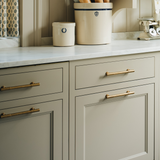 Kingsheath Skåpshandtag — Antik mässing. Design by Jean Stoffer Design.
