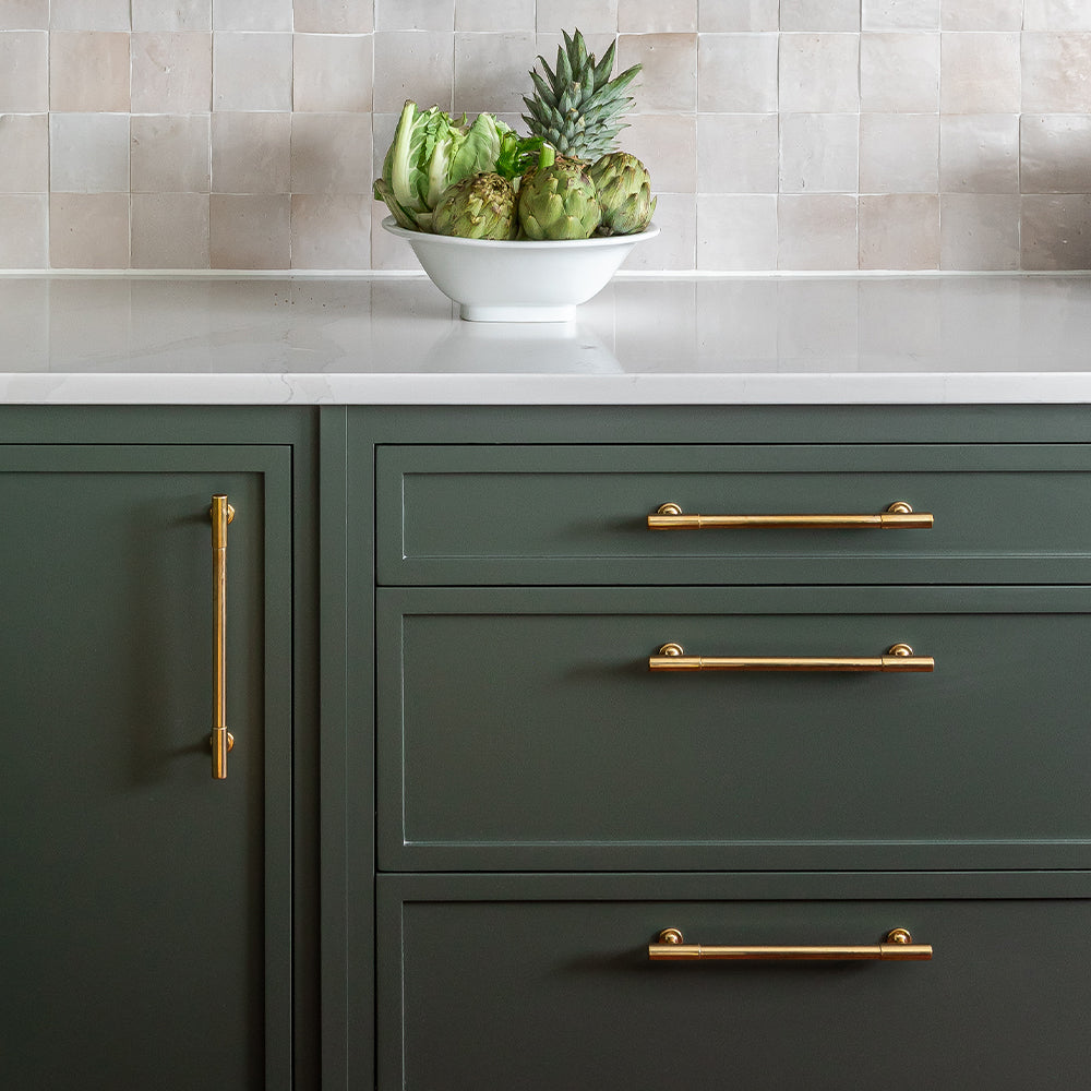 Kingsheath Skåpshandtag — Polerad mässing, olackad. Design by Lucy Sear-Barlow and Herringbone Kitchens.