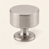Kingsheath Skåpsknopp — Hand-borstad nickel