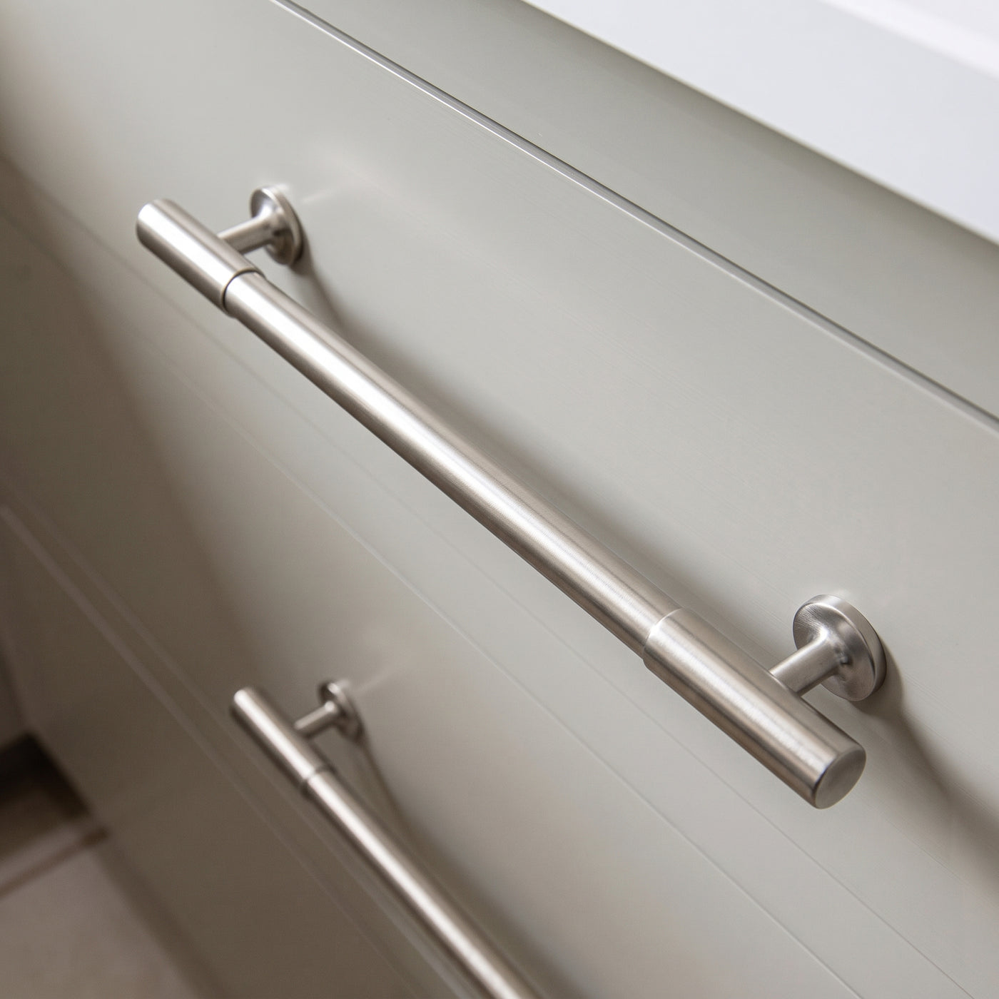 Kingsheath Skåpsknopp — miljöbild, Hand-borstad nickel - HBN
