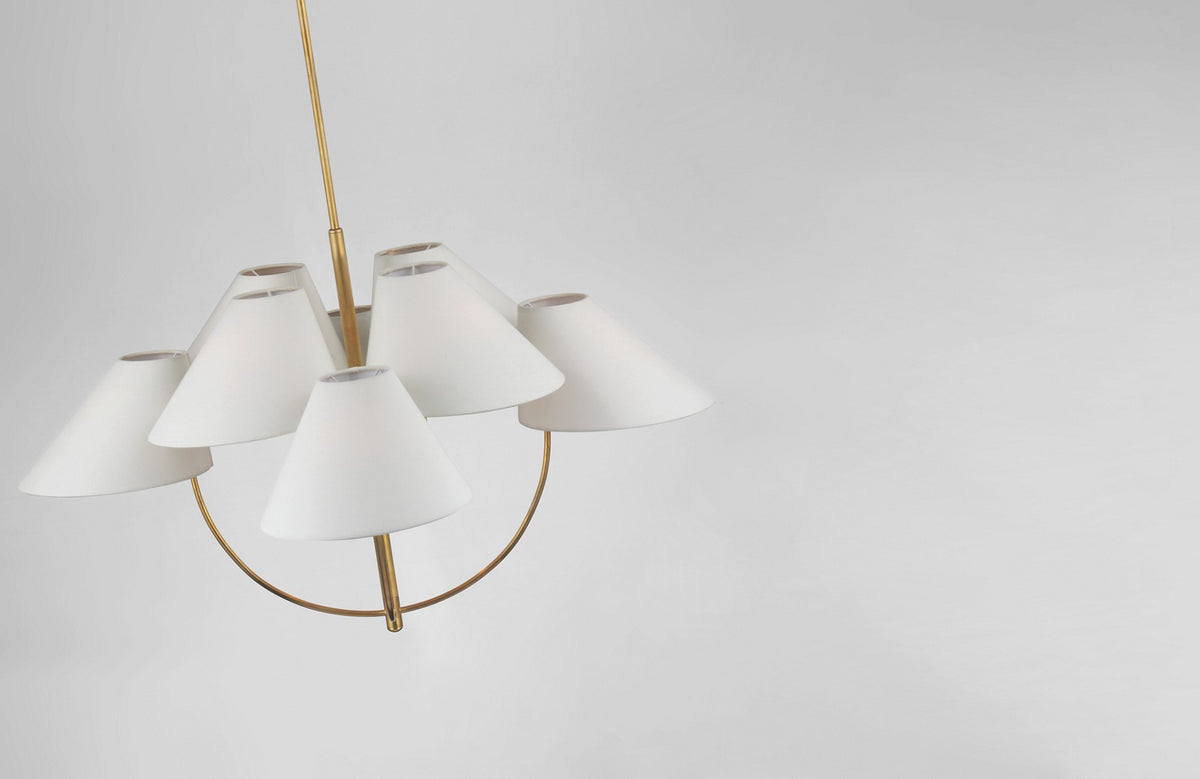 Kinsley Large Two-Tier Takkrona — kate spade new york for Visual Comfort & Co. — Soft Brass with Linen Shades detaljbild