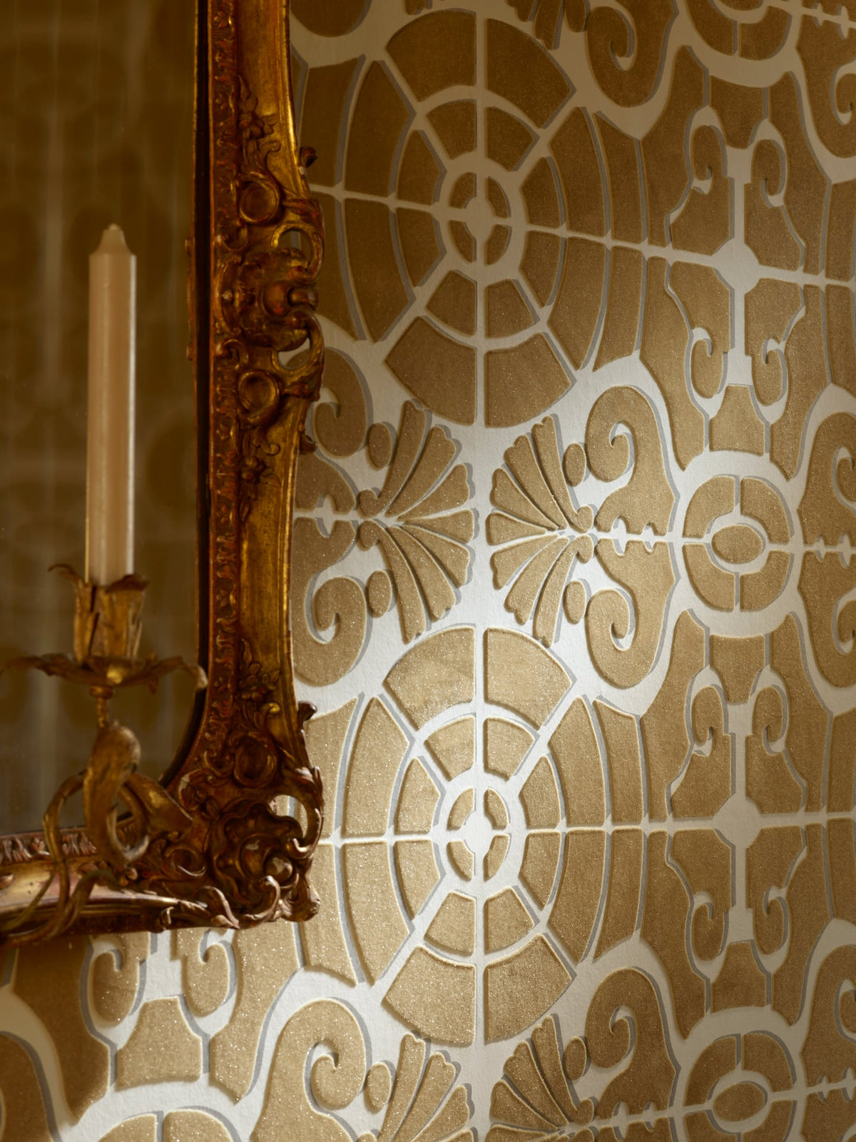 L’Allee du Roi Flock room setting — Pierre Frey wallpaper