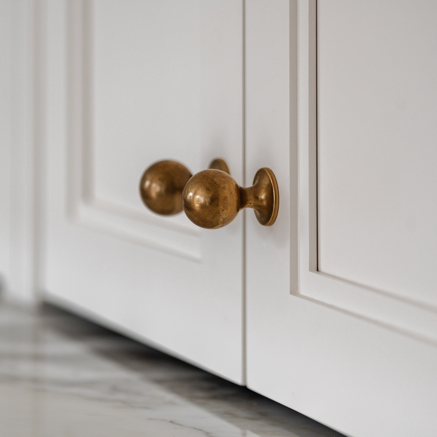 Latchford Skåpsknopp — Antik mässing. Design by JK Interior Living.